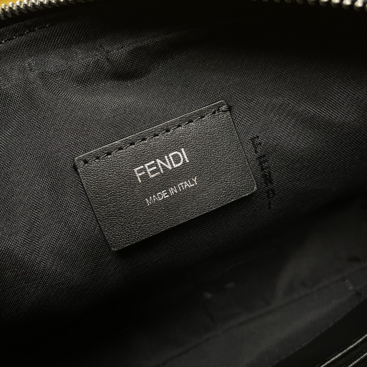 Fendi 相机包独家 开发 百分百头层牛皮 对版老花面料 干净整洁的做工体现出每一步的用心