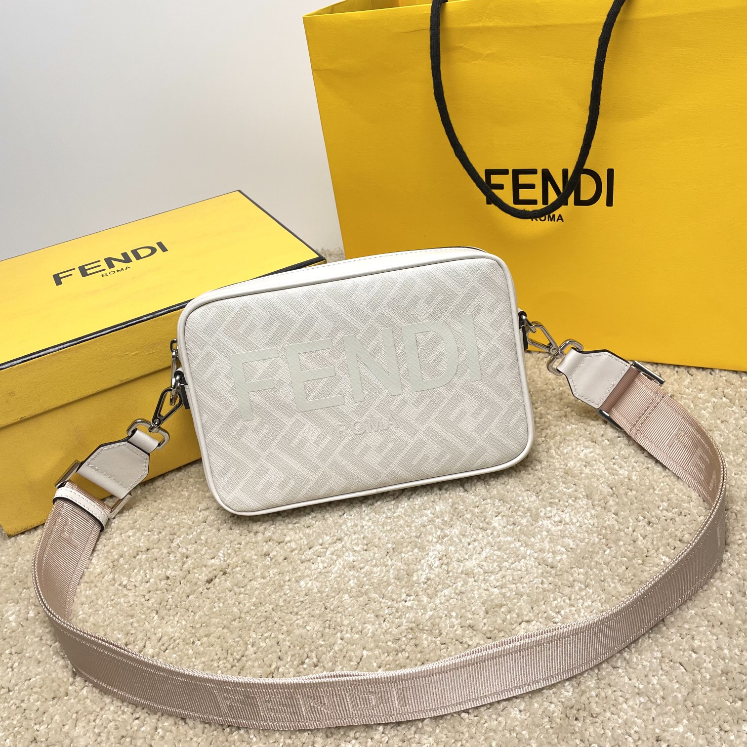 Fendi 相机包独家 开发 百分百头层牛皮 对版老花面料 干净整洁的做工体现出每一步的用心