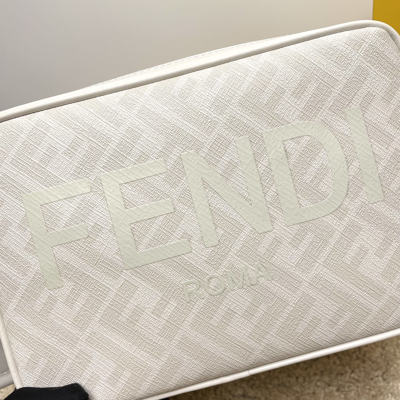 Fendi 相机包独家 开发 百分百头层牛皮 对版老花面料 干净整洁的做工体现出每一步的用心