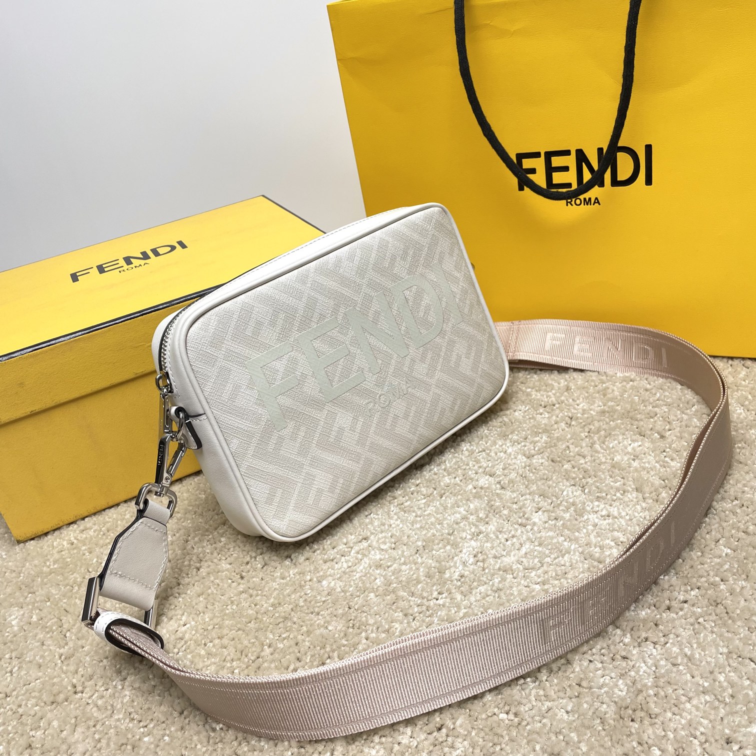 Fendi 相机包独家 开发 百分百头层牛皮 对版老花面料 干净整洁的做工体现出每一步的用心