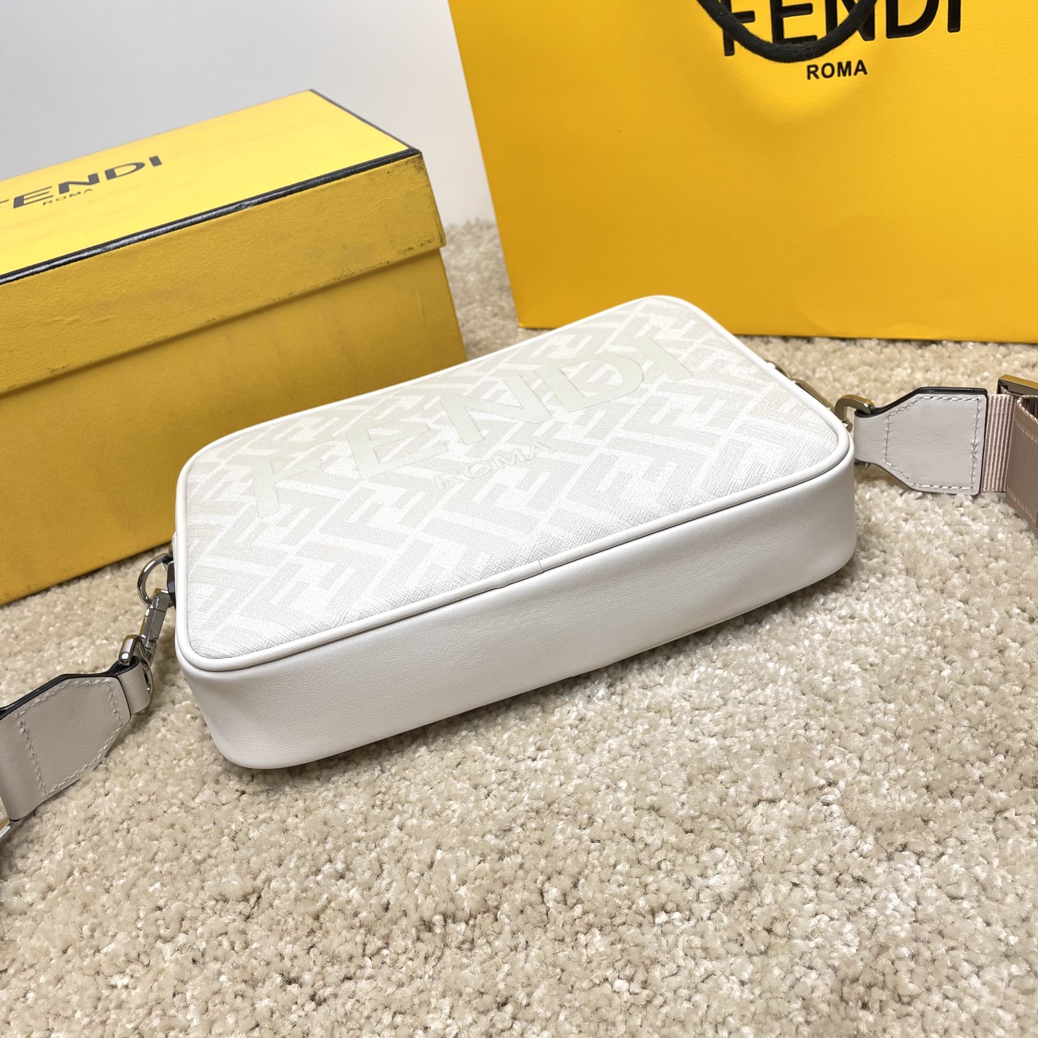 Fendi 相机包独家 开发 百分百头层牛皮 对版老花面料 干净整洁的做工体现出每一步的用心