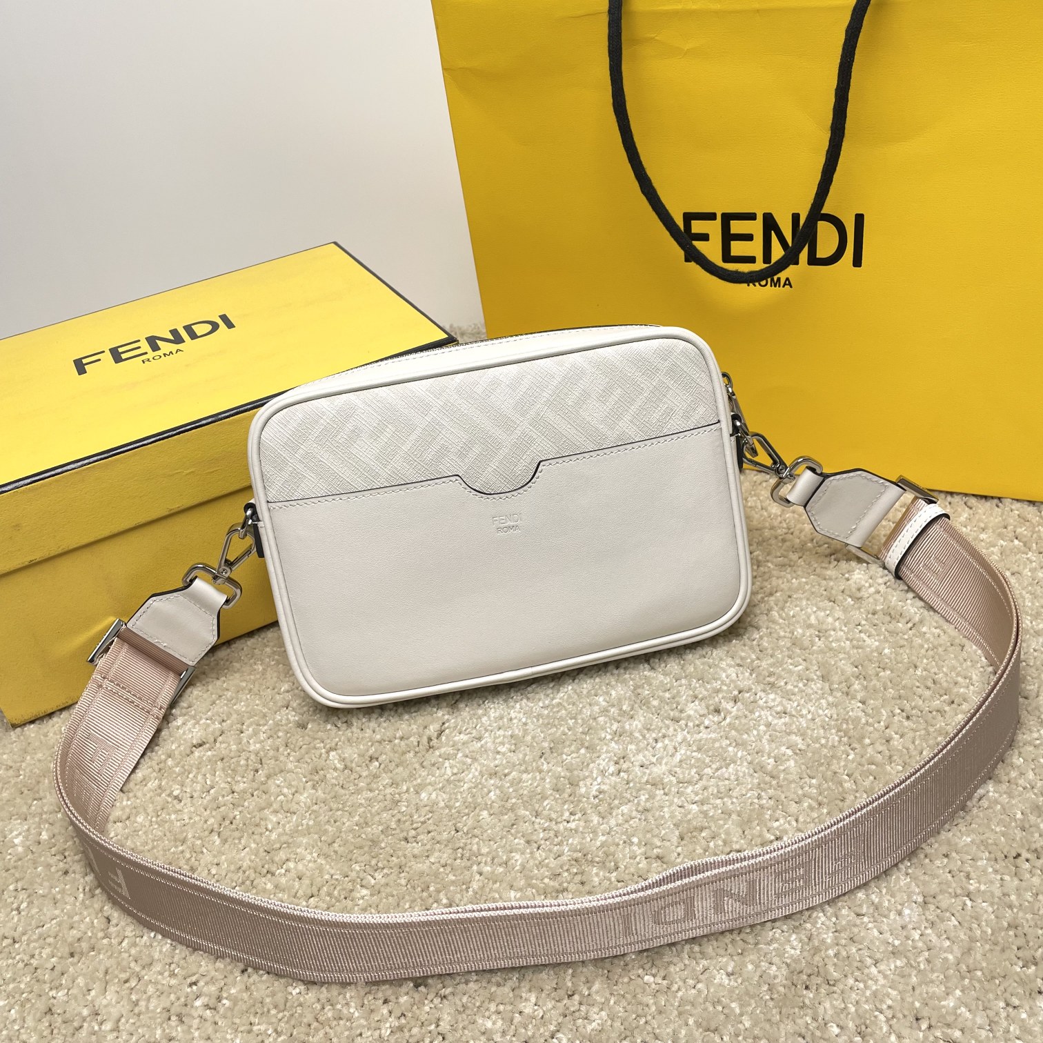 Fendi 相机包独家 开发 百分百头层牛皮 对版老花面料 干净整洁的做工体现出每一步的用心