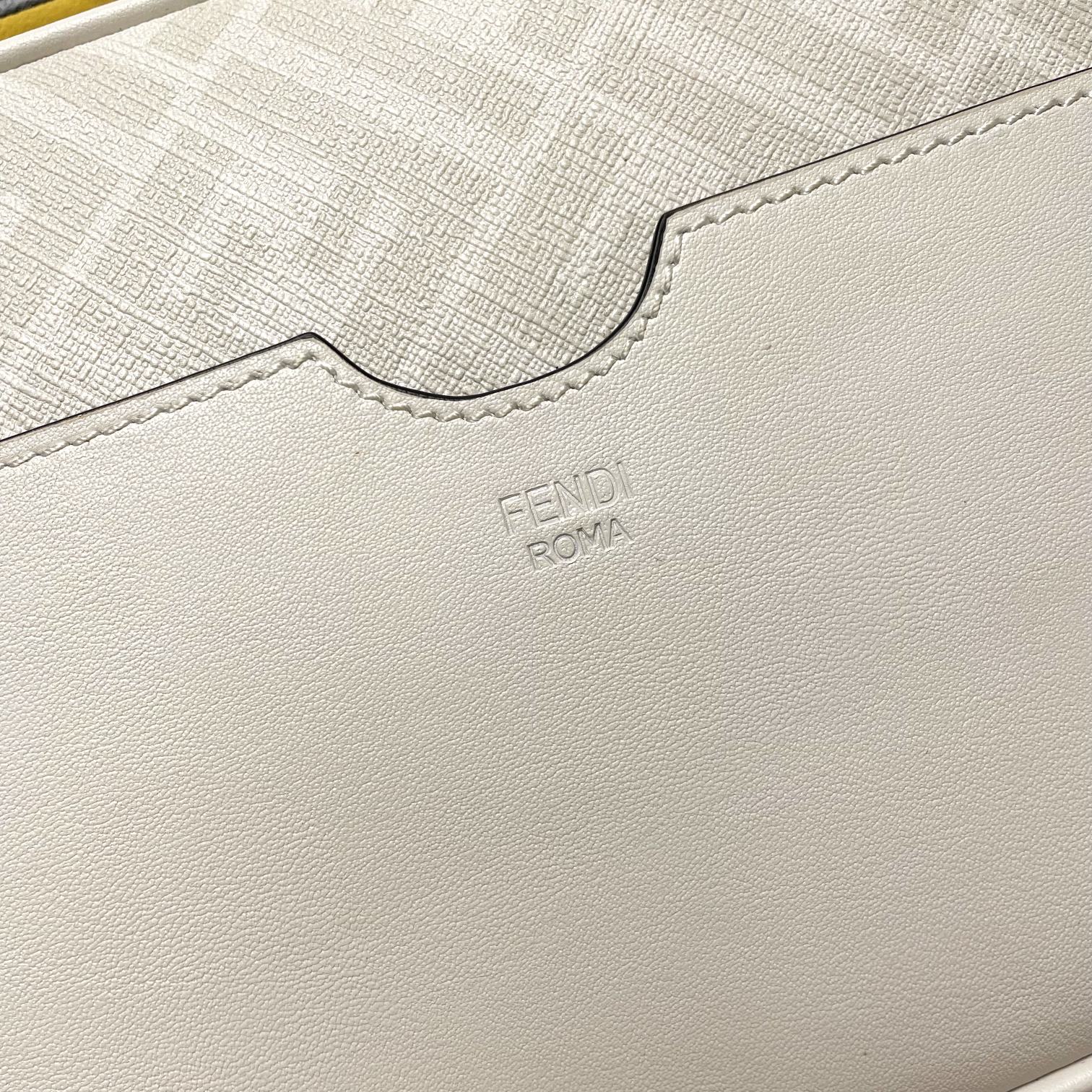 Fendi 相机包独家 开发 百分百头层牛皮 对版老花面料 干净整洁的做工体现出每一步的用心