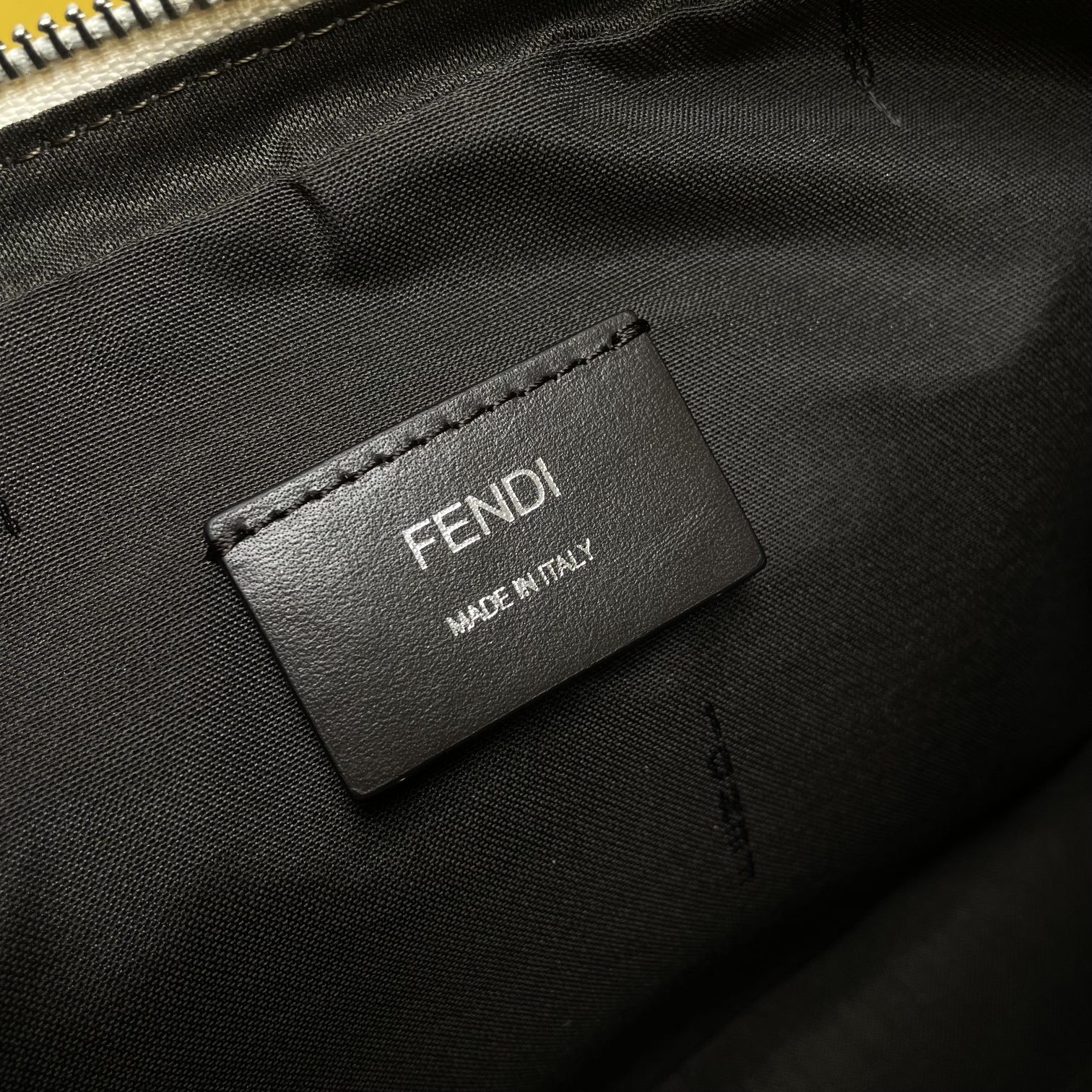 Fendi 相机包独家 开发 百分百头层牛皮 对版老花面料 干净整洁的做工体现出每一步的用心