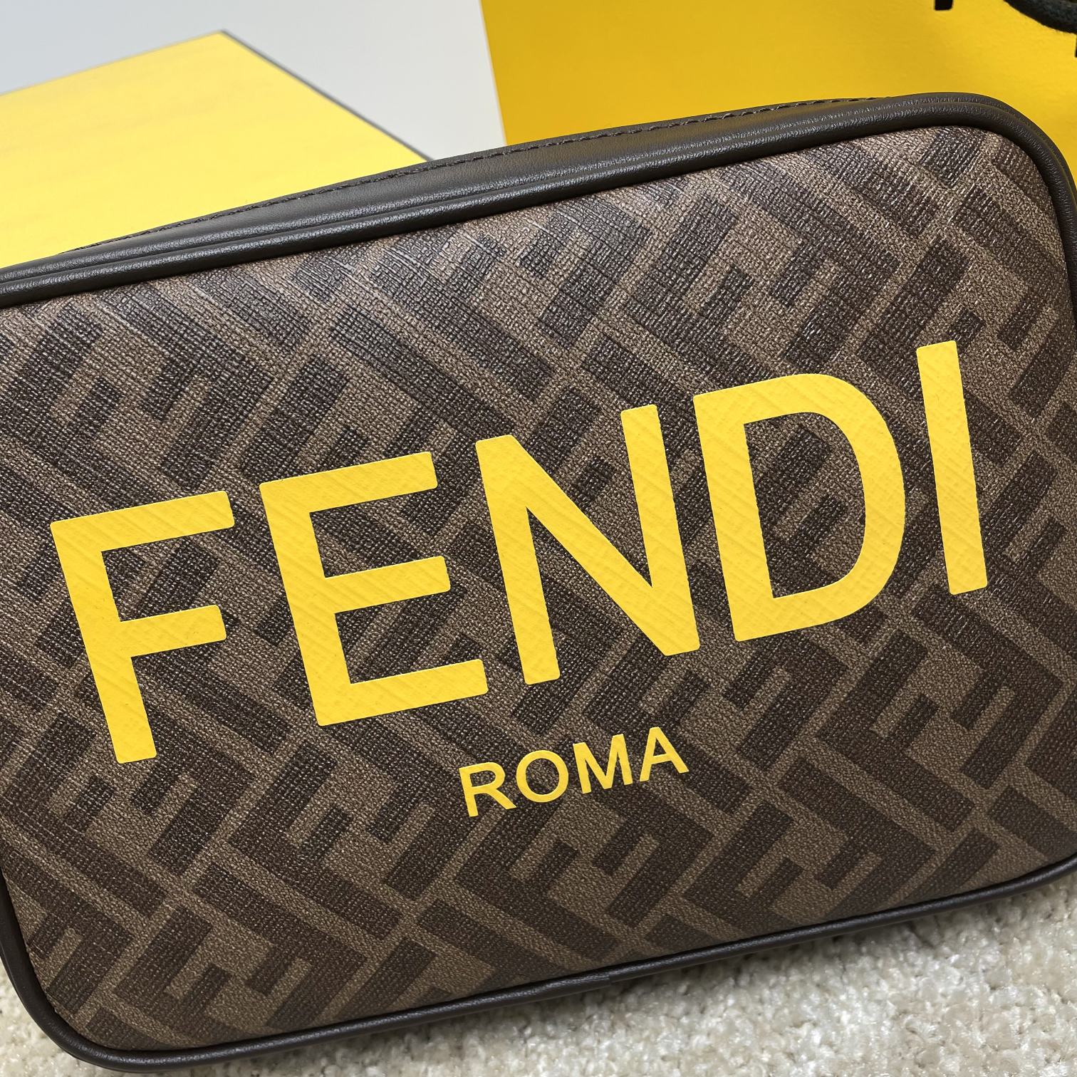 Fendi 相机包独家 开发 百分百头层牛皮 对版老花面料 干净整洁的做工体现出每一步的用心