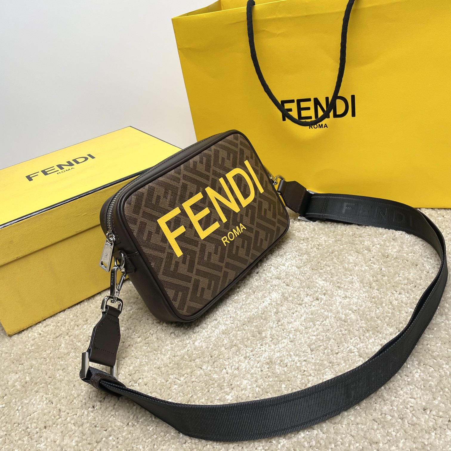 Fendi 相机包独家 开发 百分百头层牛皮 对版老花面料 干净整洁的做工体现出每一步的用心