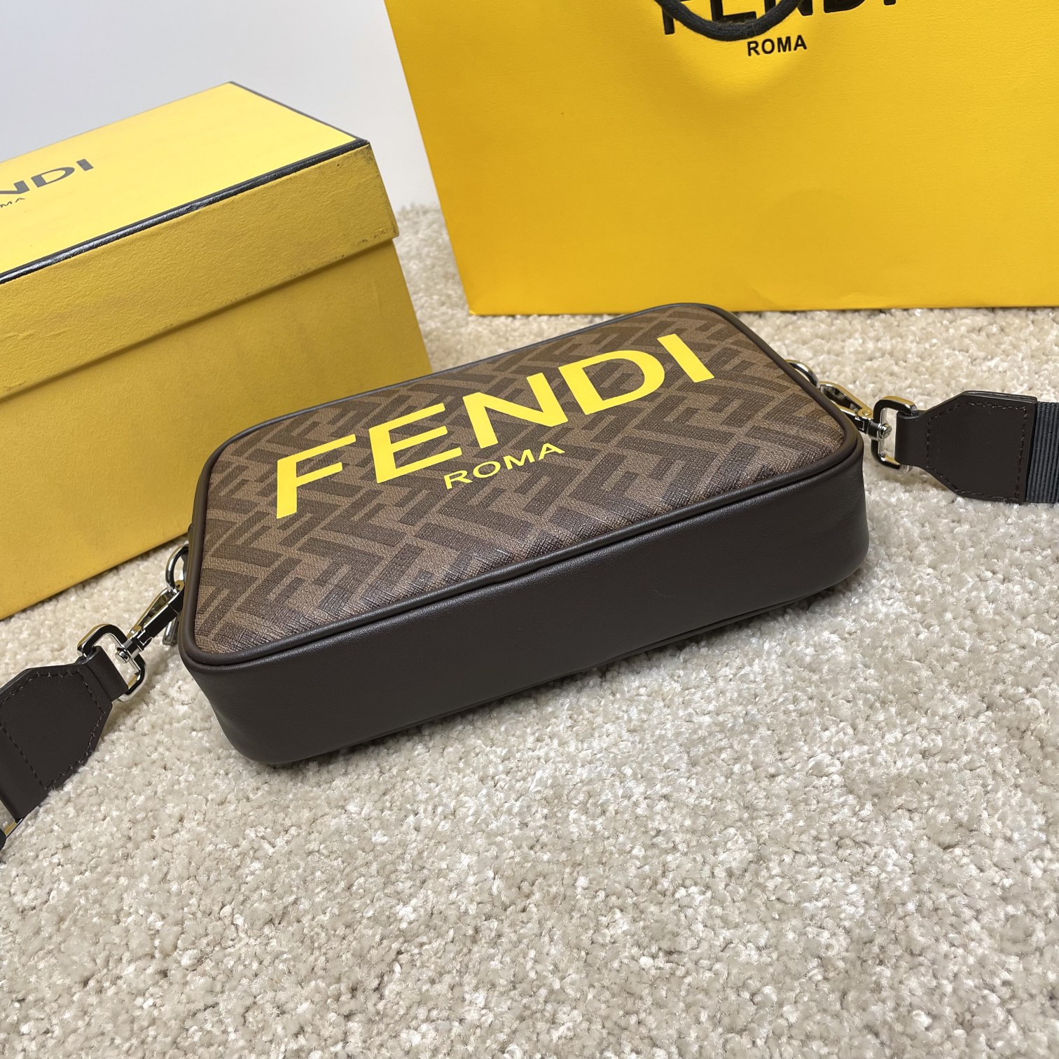Fendi 相机包独家 开发 百分百头层牛皮 对版老花面料 干净整洁的做工体现出每一步的用心