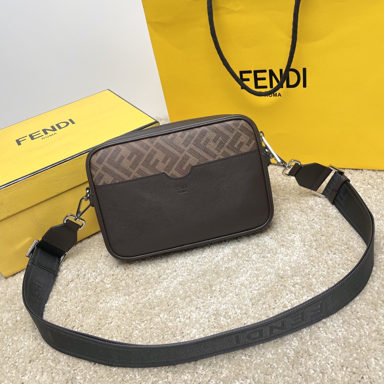Fendi 相机包独家 开发 百分百头层牛皮 对版老花面料 干净整洁的做工体现出每一步的用心