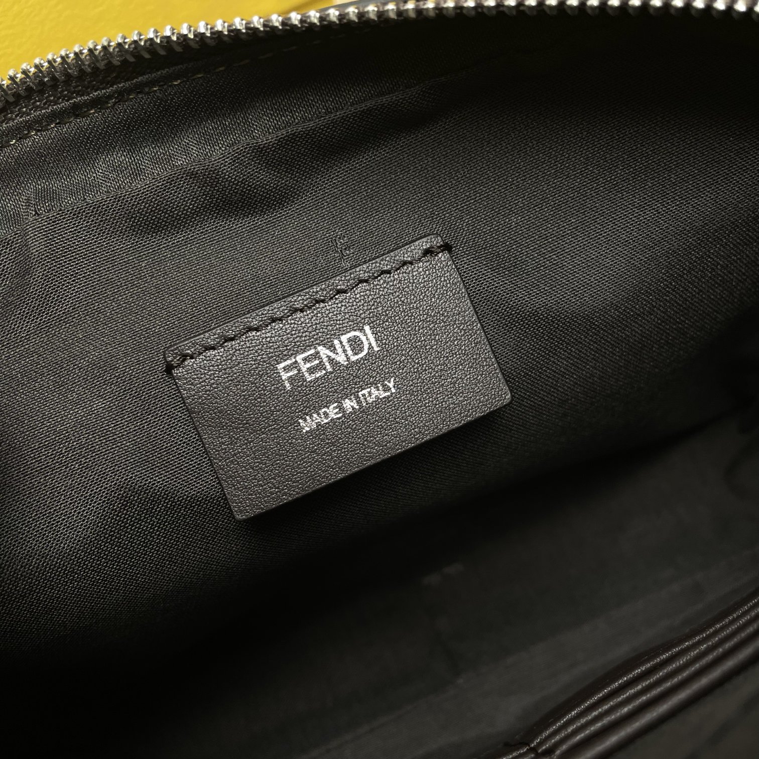 Fendi 相机包独家 开发 百分百头层牛皮 对版老花面料 干净整洁的做工体现出每一步的用心
