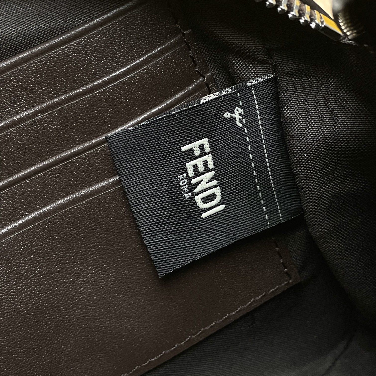 Fendi 相机包独家 开发 百分百头层牛皮 对版老花面料 干净整洁的做工体现出每一步的用心