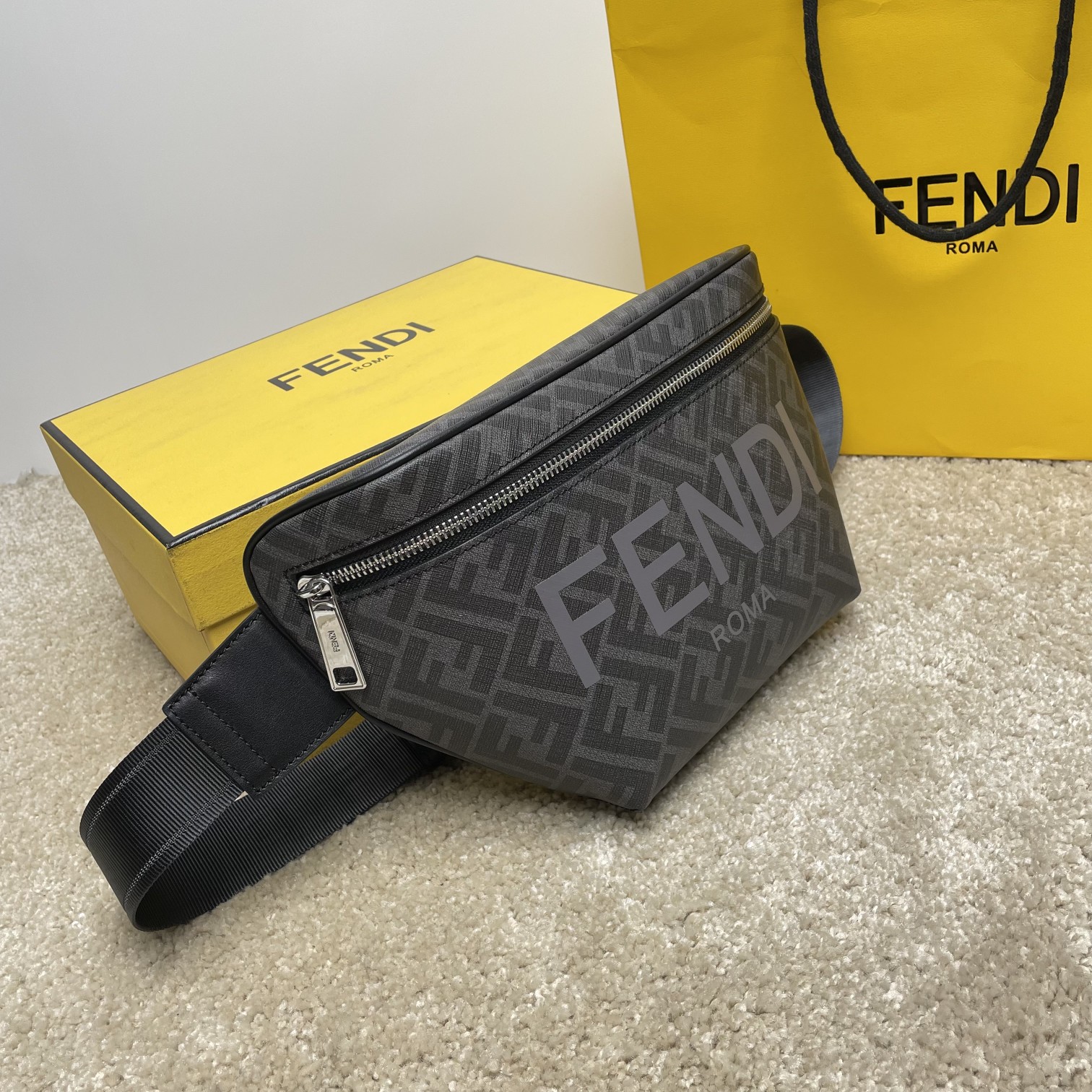 Fendi 独家 开发 最新 做法 百分百头层牛皮 对版老花面料 干净整洁的做工体现出每一步的用心