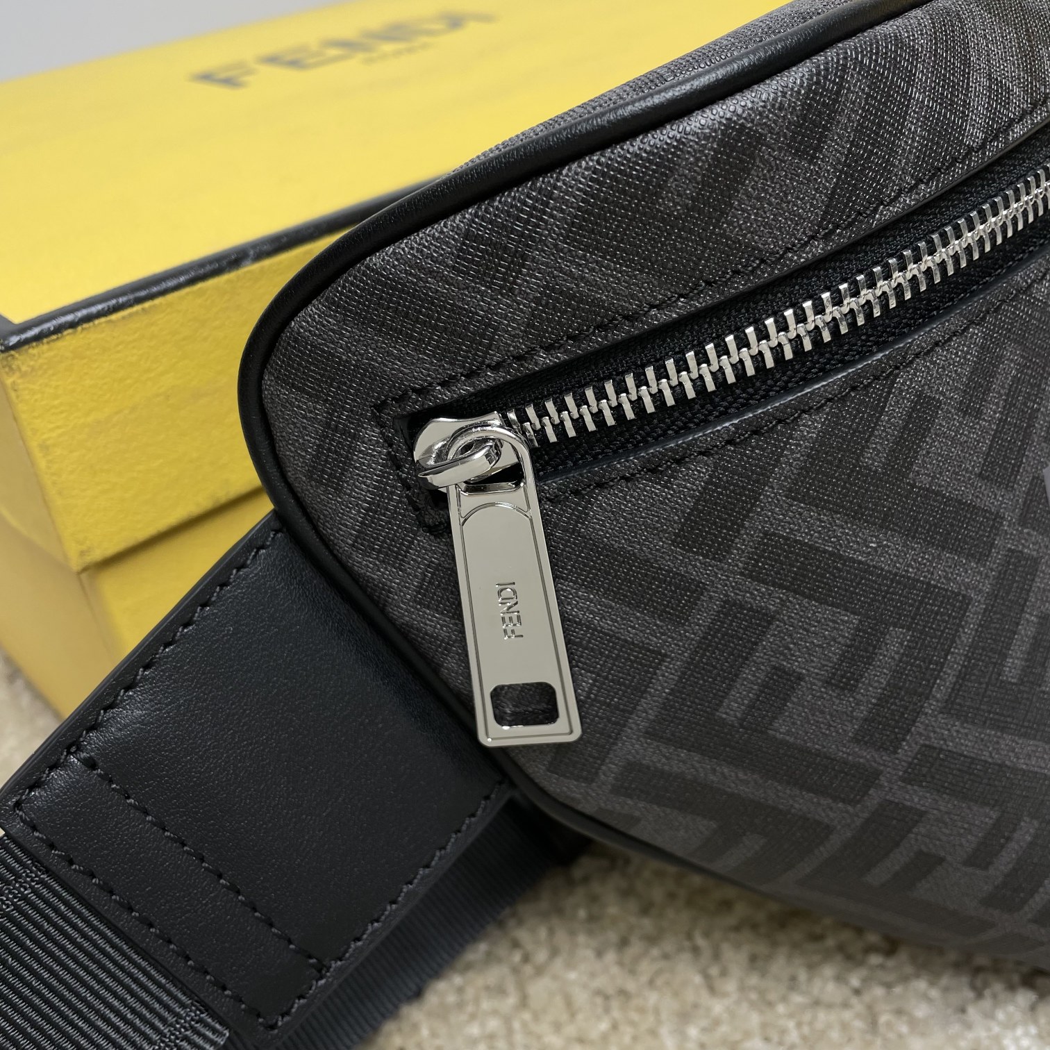 Fendi 独家 开发 最新 做法 百分百头层牛皮 对版老花面料 干净整洁的做工体现出每一步的用心