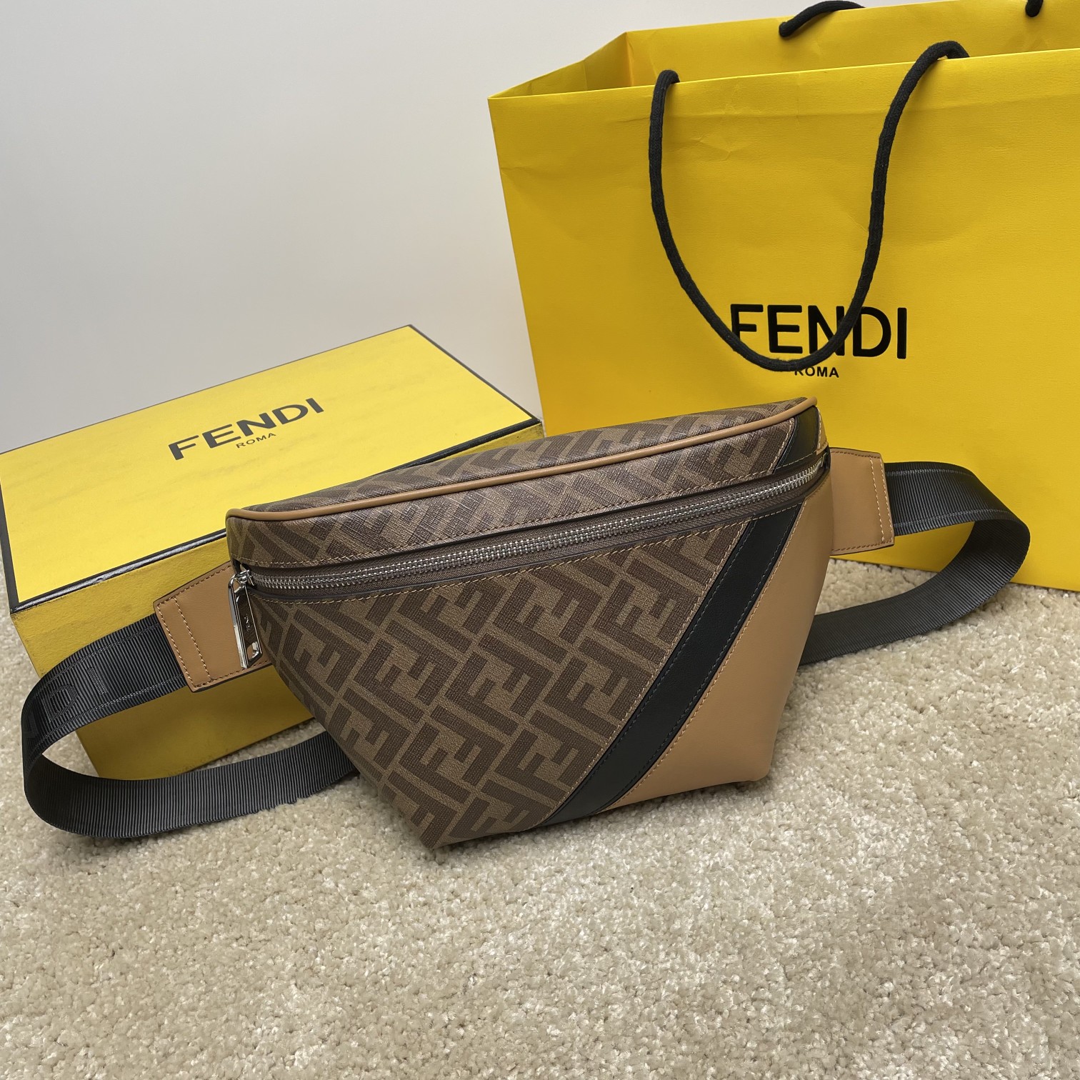 Fendi 独家 开发 最新 做法 百分百头层牛皮 对版老花面料 干净整洁的做工体现出每一步的用心