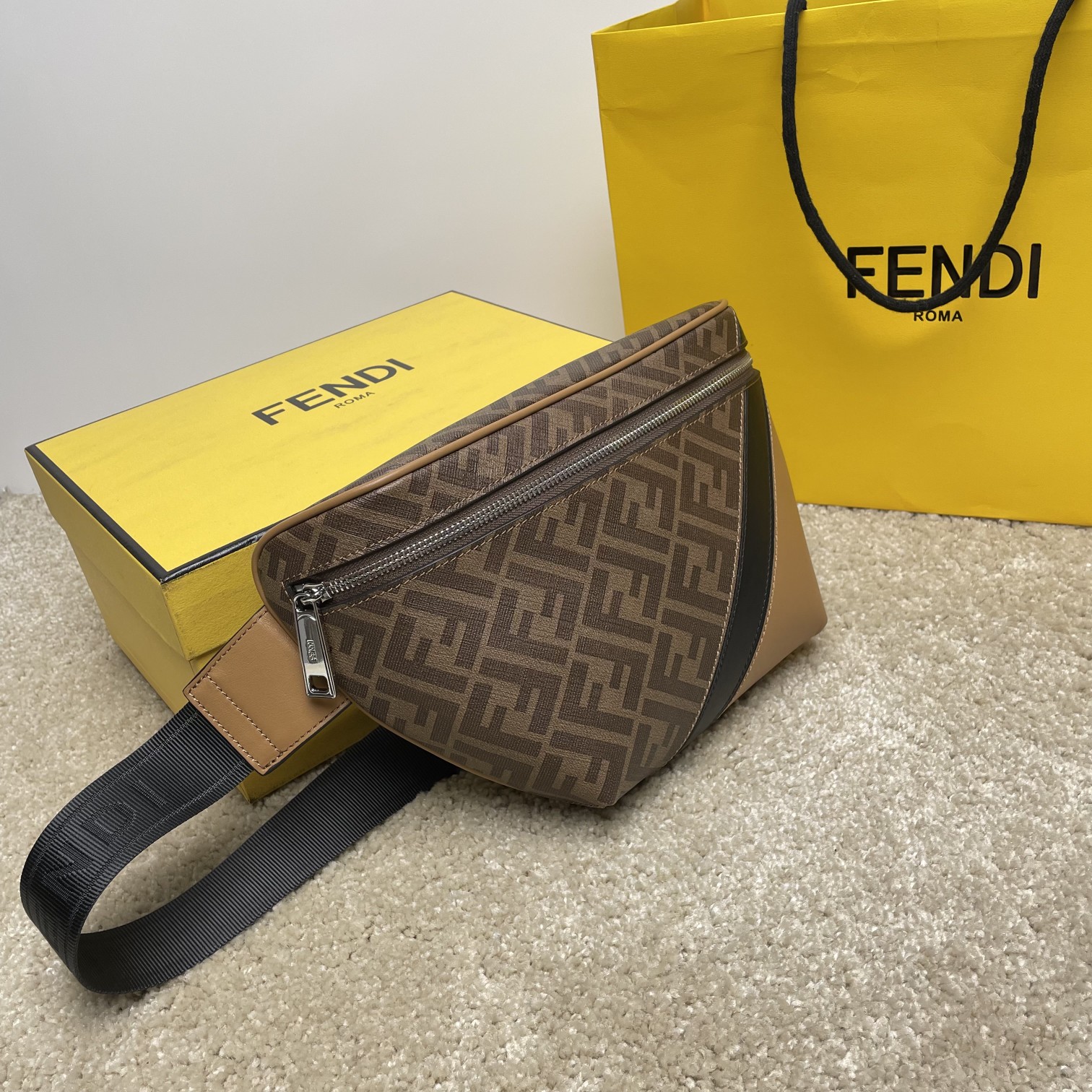 Fendi 独家 开发 最新 做法 百分百头层牛皮 对版老花面料 干净整洁的做工体现出每一步的用心
