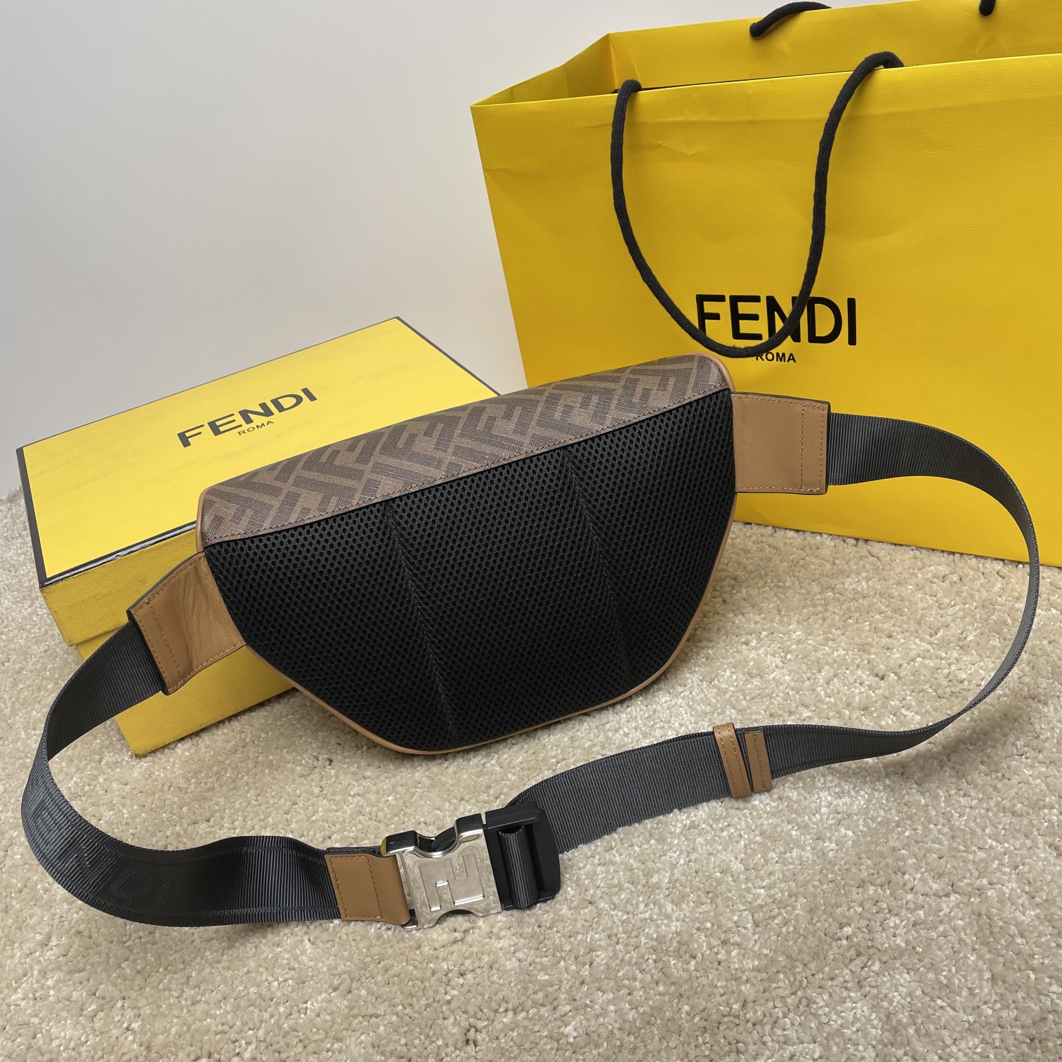 Fendi 独家 开发 最新 做法 百分百头层牛皮 对版老花面料 干净整洁的做工体现出每一步的用心