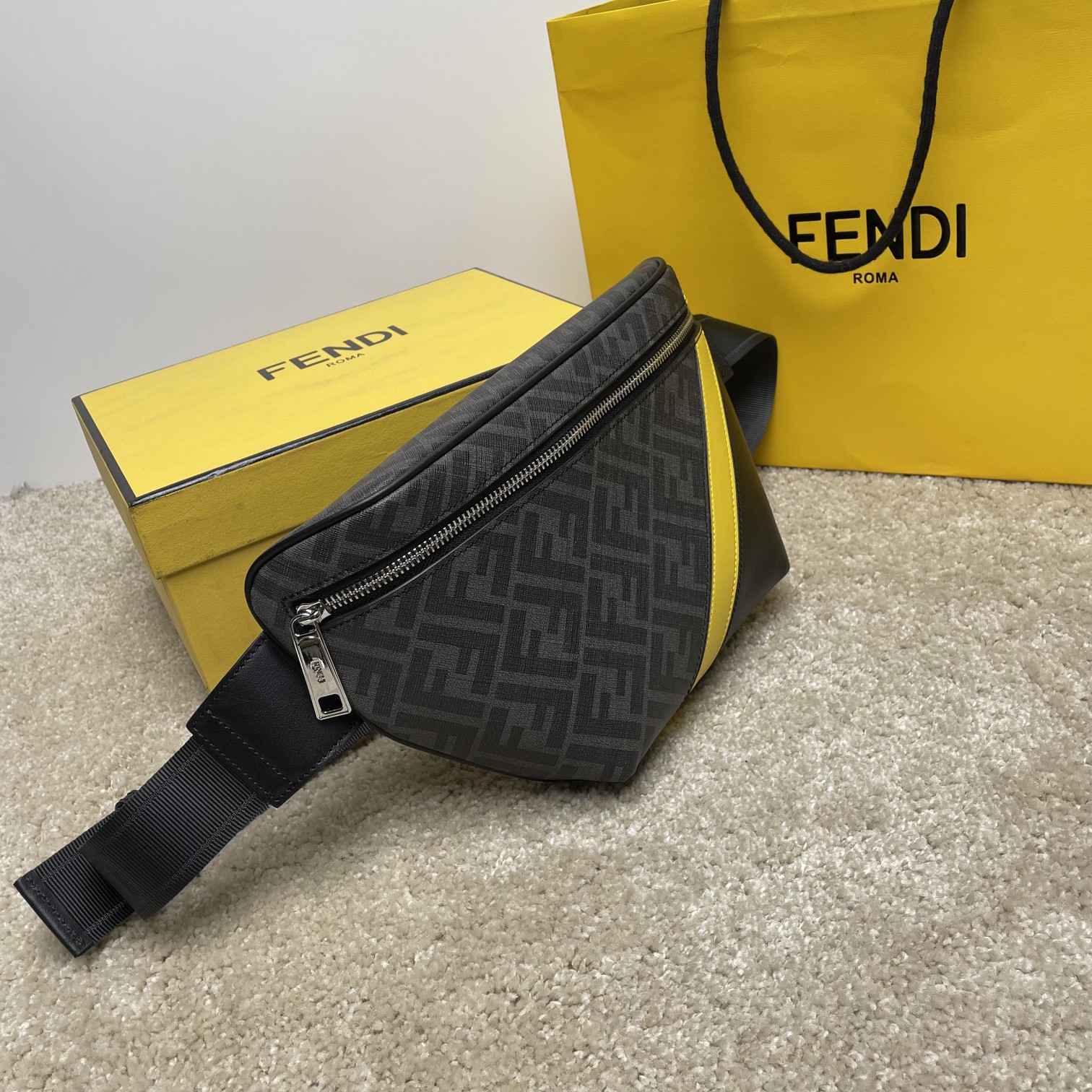 Fendi 独家 开发 最新 做法 百分百头层牛皮 对版老花面料 干净整洁的做工体现出每一步的用心