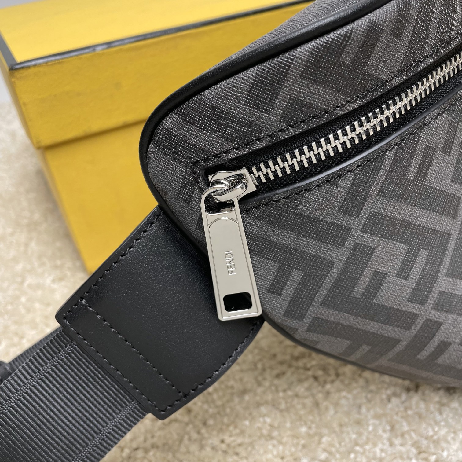 Fendi 独家 开发 最新 做法 百分百头层牛皮 对版老花面料 干净整洁的做工体现出每一步的用心