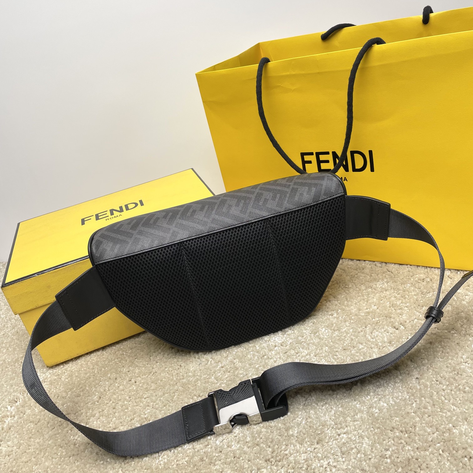 Fendi 独家 开发 最新 做法 百分百头层牛皮 对版老花面料 干净整洁的做工体现出每一步的用心