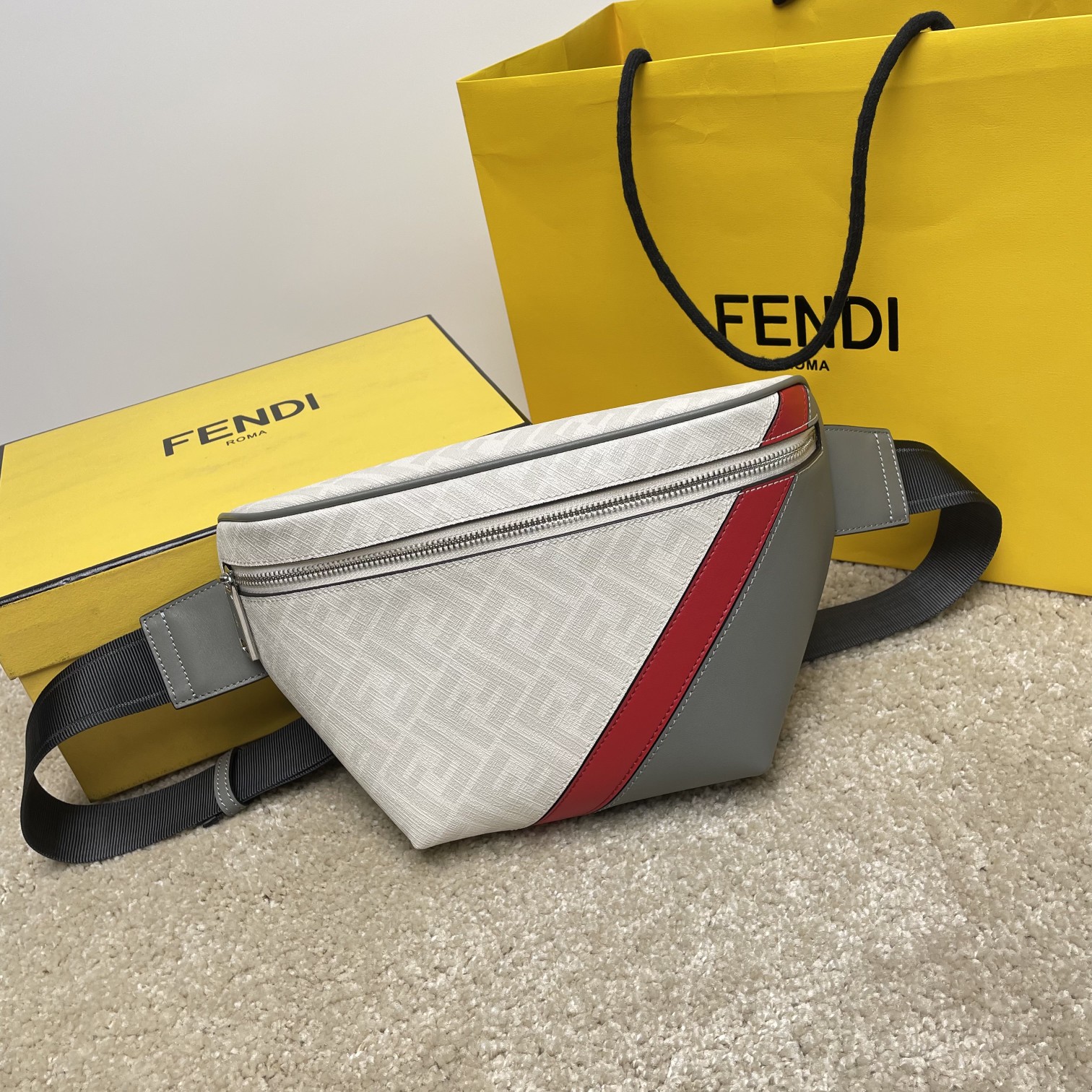 Fendi 独家 开发 最新 做法 百分百头层牛皮 对版老花面料 干净整洁的做工体现出每一步的用心