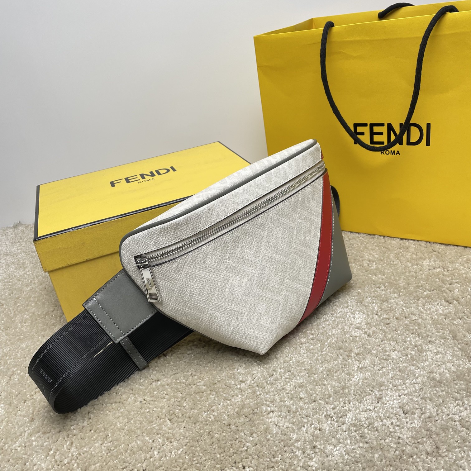 Fendi 独家 开发 最新 做法 百分百头层牛皮 对版老花面料 干净整洁的做工体现出每一步的用心
