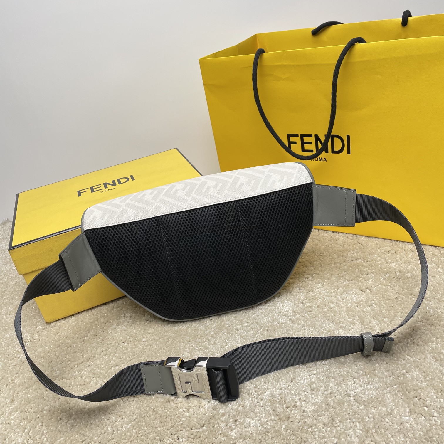 Fendi 独家 开发 最新 做法 百分百头层牛皮 对版老花面料 干净整洁的做工体现出每一步的用心