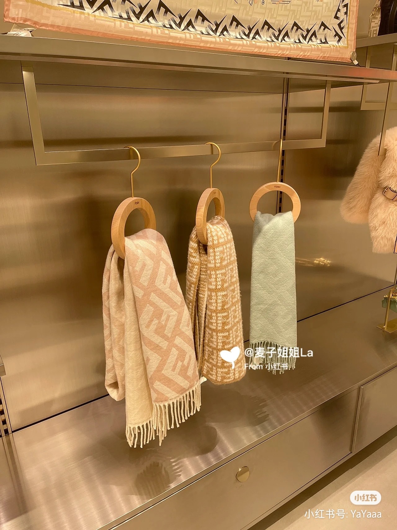 NO:163063,A total of two-color hot products are shipped, the new Fendi!  I recommend Fendi who likes niche and not apocalypse!  】Fashionable winter!  !  Very low-key and luxurious, exquisite and atmospheric simple design, high-end and fashionable, recommended, the feeling of the upper body really exudes an extraordinary temperament!  !  Fendi, whom women love, is beautiful again!  !  It has its own high-end aura, Fendi's unique high-end elegance, and a stable 