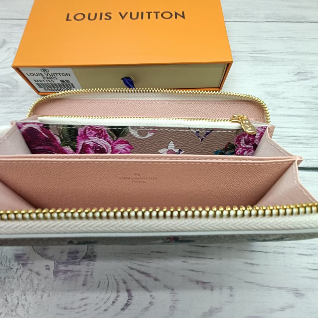 Leather bifold wallet in multiple colors