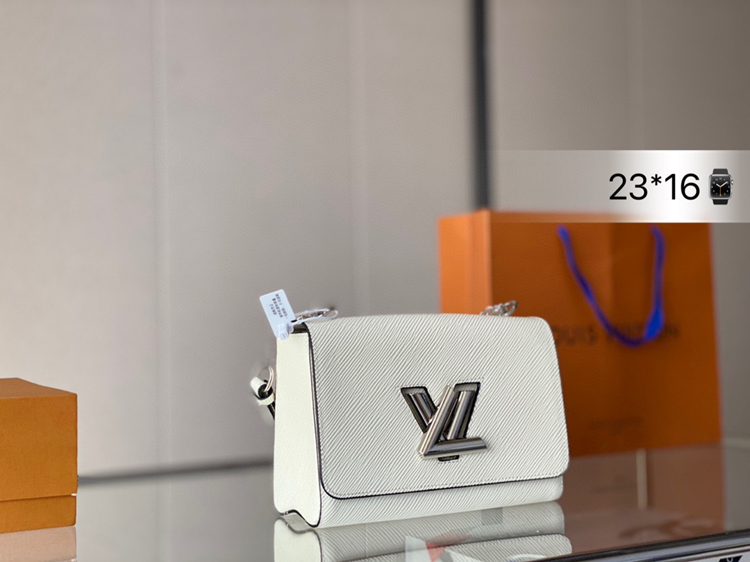 J5  Louis Vuitton 路易威登 LV 最新最火款Twist Denim出货了 Nicolas Ghesquire 为 2022年春夏季别出新意，呈现新古典 Twist 手袋。手工喷绘造就聚焦设计：翻盖的超值 明快活泼，与包身的波普艺术黑白条纹对比鲜明。长链条自由滑动，无论肩背斜挎或日夜场合，随心而变。 外型小巧，别致的弧形底座增加了手袋容量可调节链条适合斜跨或优雅的肩背 尺寸:23*16cm  专柜限量款