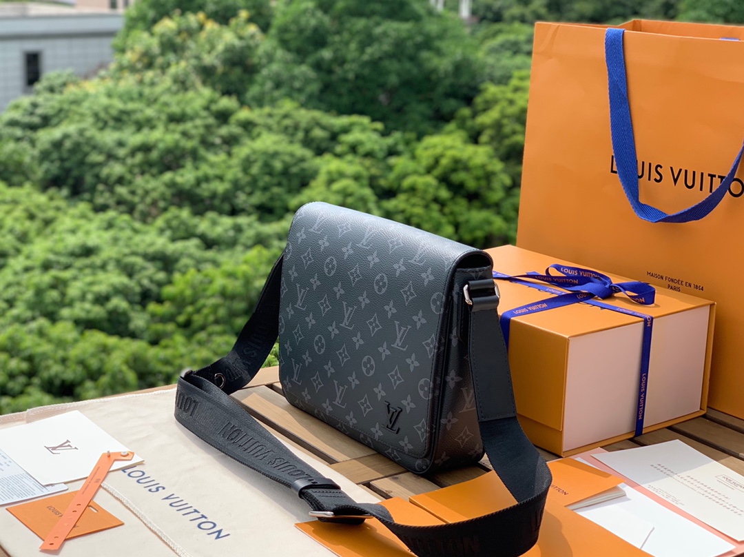 🌼 m46255尺寸26-20-7cmLV新款黑花小号男士邮差包，本款District 系列邮差包透过 