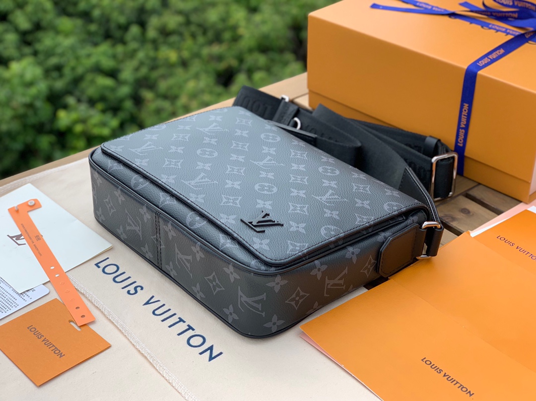 🌼 m46255尺寸26-20-7cmLV新款黑花小号男士邮差包，本款District 系列邮差包透过 