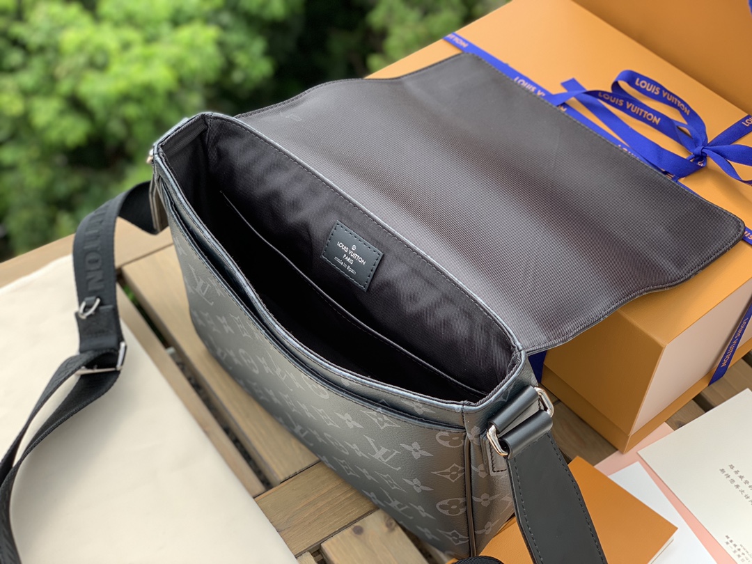 🌼 m46255尺寸26-20-7cmLV新款黑花小号男士邮差包，本款District 系列邮差包透过 