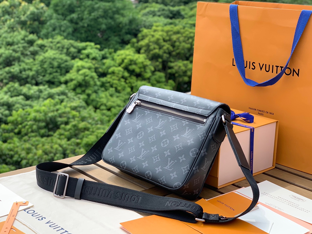 🌼 m46255尺寸26-20-7cmLV新款黑花小号男士邮差包，本款District 系列邮差包透过 