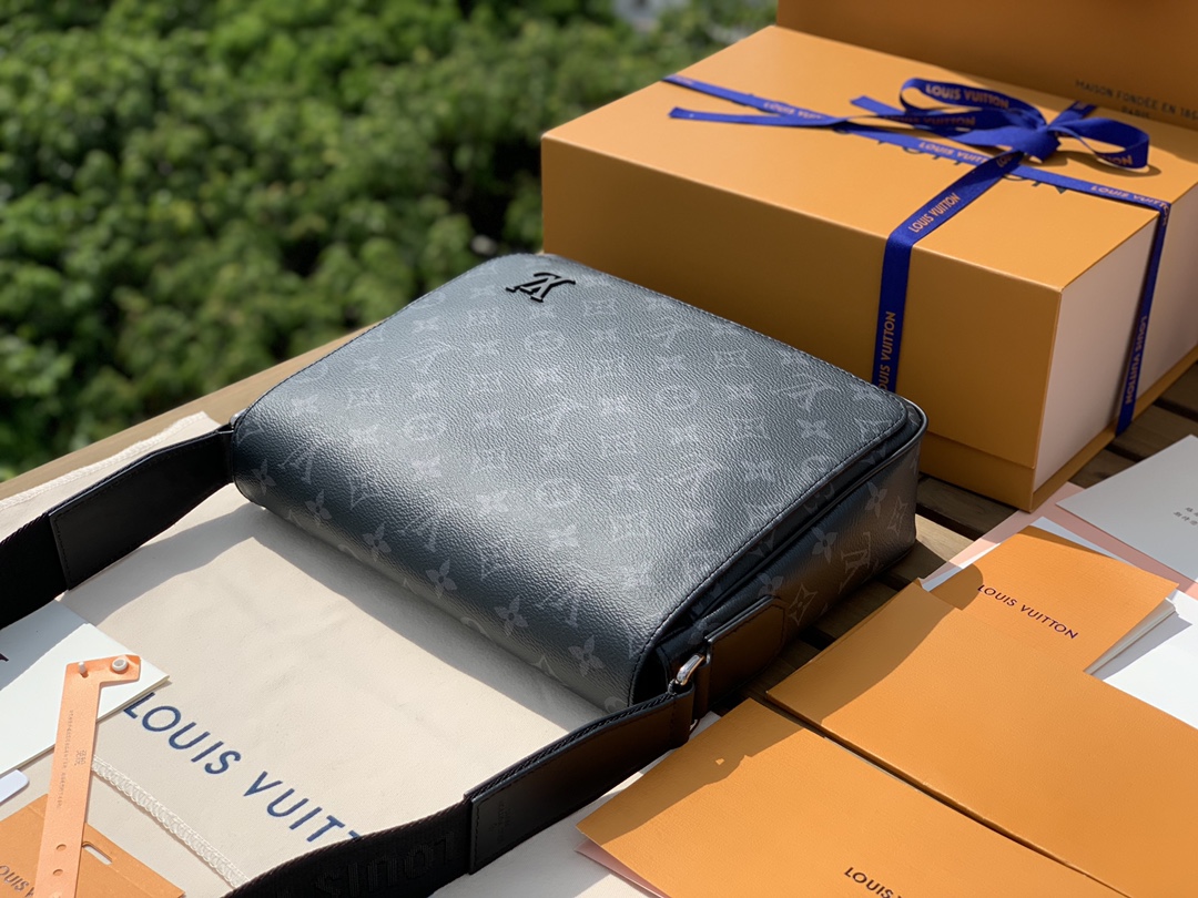 🌼 m46255尺寸26-20-7cmLV新款黑花小号男士邮差包，本款District 系列邮差包透过 