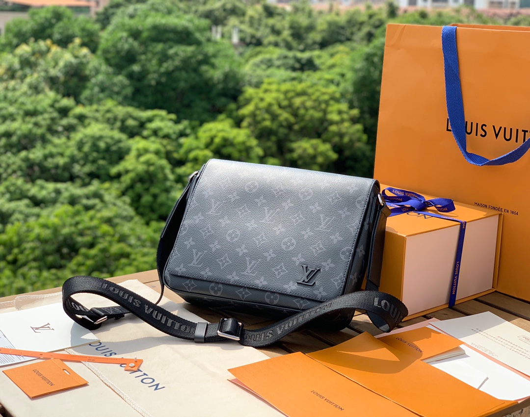 🌼 m46255尺寸26-20-7cmLV新款黑花小号男士邮差包，本款District 系列邮差包透过 