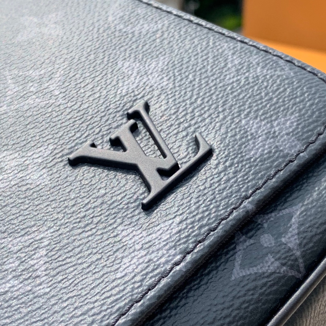 🌼 m46255尺寸26-20-7cmLV新款黑花小号男士邮差包，本款District 系列邮差包透过 