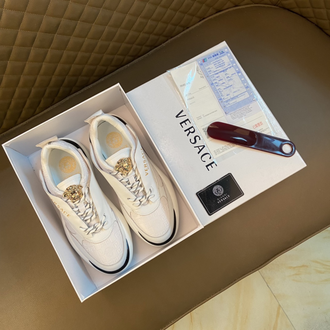 J0   Versace 范思哲 ～独领风骚2022经典低帮懒人款,原版牛皮鞋 霸气LOGO更是重金精心打造 材料：进口头层小牛皮,羊皮内里 欧美大师独特版面设计 完美打造专柜品质,懒人套脚设计 耐磨仿滑原版大底 运动跑步风设计 上脚独特的美,青年乐福款 休闲运动板鞋超级舒服. Versace 范思哲 原版鞋面复刻 英伦范儿 适合司机驾车外出 绝对的焦点 高端 优雅.男鞋码数38-44 45 多色选