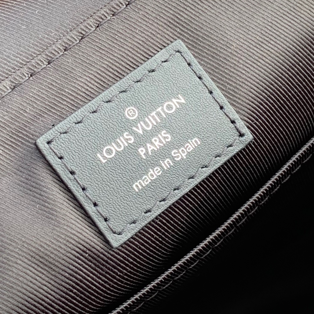 🌼 m46255尺寸26-20-7cmLV新款黑花小号男士邮差包，本款District 系列邮差包透过 