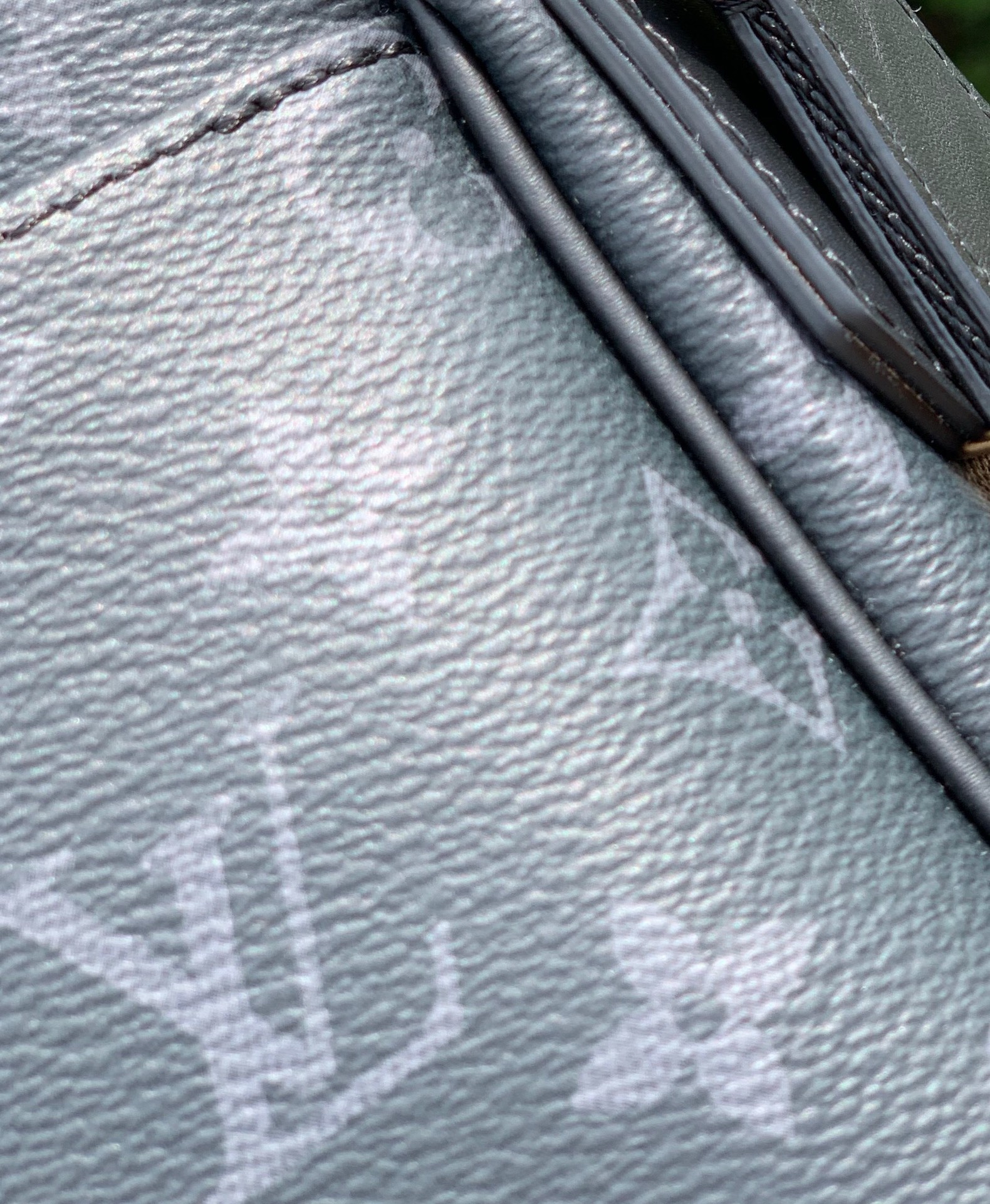 🌼 m46255尺寸26-20-7cmLV新款黑花小号男士邮差包，本款District 系列邮差包透过 