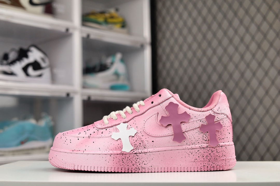 J0 级客制 NK Air Force 1 Low 空军一号低帮休闲板鞋 克罗心联名定制星星扎染配色 该鞋款整体以纯白空军作为基鞋纯手工定制改造 融入克罗心文化元素 采用侵染做旧油泼墨 克罗心十字架徽标 后跟印有上帝保佑”Godbless”英文字样 INS客制大神限定配色 外贸专供 收藏版定制鞋盒