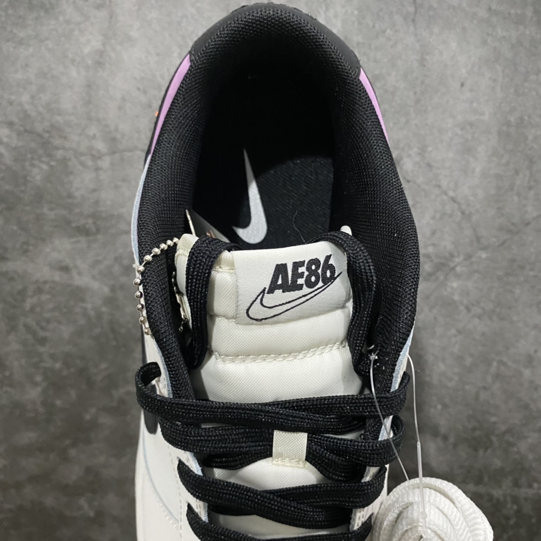 图片[8]-Top纯原 定制联乘日本青年人气动漫《头文字D》x NK SB Dunk Low\”INITIAL D/Toyota AE86\”米白黑紫藤原拓海 DD1391-107 相信小伙伴最近都被超多配色的 Dunk 看花了眼，NK 今年下半年更是「调色盘」疯狂发力，就算是一直关注鞋圈的核心玩家，也几乎快要「傻傻分不清了」！最近社交媒体发现的一双 Dunk Low，让人眼前一亮的新奇设计绝对能让它在众多 Dunk 中脱颖而出。这双鞋出自国外球鞋定制团队之手，以人气动漫《头文字D》中的 Toyota AE86 为灵感打造。配色方面还原了「熊猫」 AE86 的黑白双拼设计，不过磨砂皮面的质感看起来似乎是更加偏向灰色。最经典「藤原とうふ店（自家用）」字样在后跟侧面得到忠实还原，后跟处中底上还印有「群马 55 13-954」的车牌号。鞋侧 Swoosh Logo 末端的橙色标签则呼应车尾灯，丰富的动画元素细节让整双鞋极具辨识度。鞋舌 Tag 上用 AE86 取代原本的 Nike，彰显鞋款身份。 尺码：36 36.5 37.5 38 38.5 39 40 40.5 41 42 42.5 43 44 44.5 45 46 47.5-选品中心