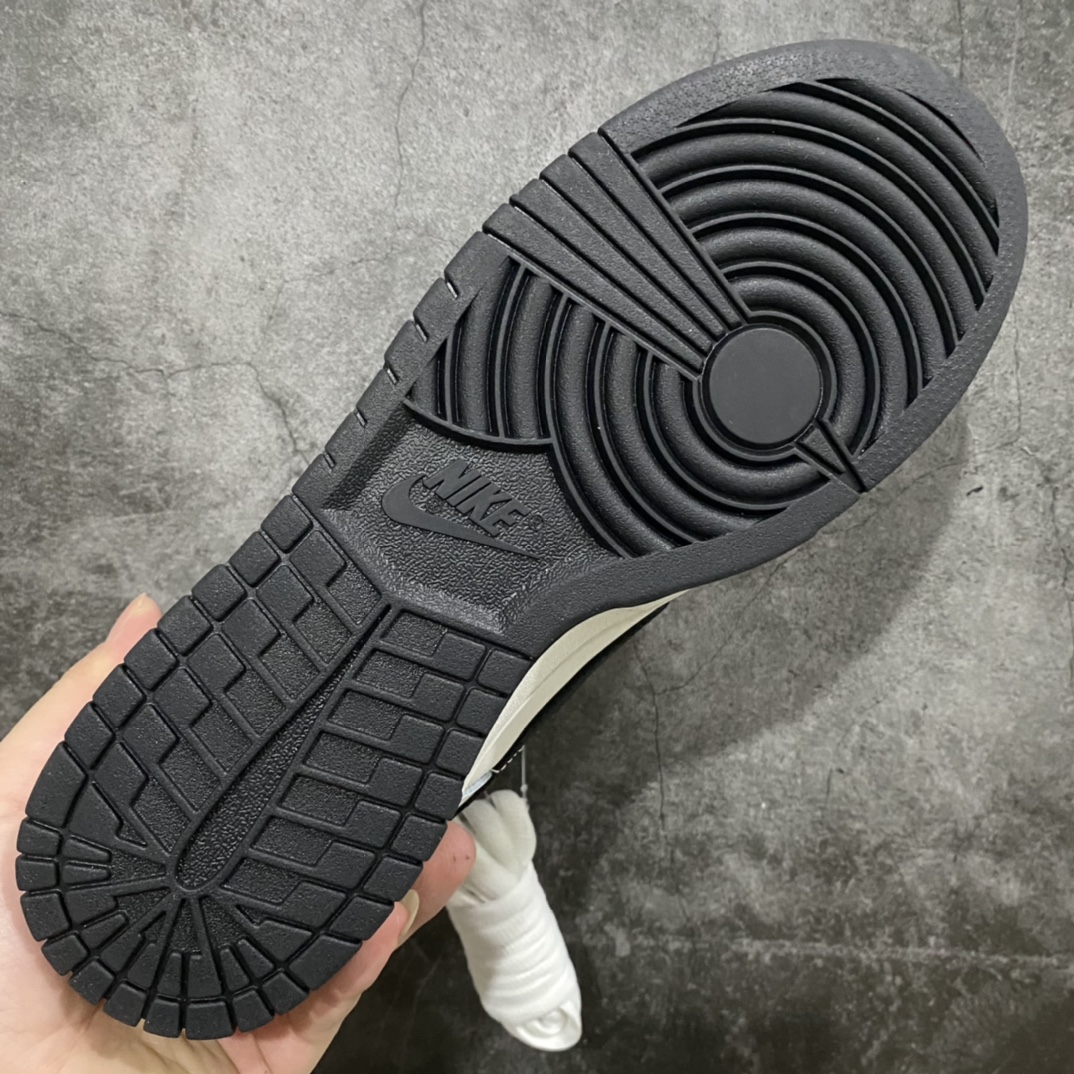 图片[9]-Top纯原 定制联乘日本青年人气动漫《头文字D》x NK SB Dunk Low\”INITIAL D/Toyota AE86\”米白黑紫藤原拓海 DD1391-107 相信小伙伴最近都被超多配色的 Dunk 看花了眼，NK 今年下半年更是「调色盘」疯狂发力，就算是一直关注鞋圈的核心玩家，也几乎快要「傻傻分不清了」！最近社交媒体发现的一双 Dunk Low，让人眼前一亮的新奇设计绝对能让它在众多 Dunk 中脱颖而出。这双鞋出自国外球鞋定制团队之手，以人气动漫《头文字D》中的 Toyota AE86 为灵感打造。配色方面还原了「熊猫」 AE86 的黑白双拼设计，不过磨砂皮面的质感看起来似乎是更加偏向灰色。最经典「藤原とうふ店（自家用）」字样在后跟侧面得到忠实还原，后跟处中底上还印有「群马 55 13-954」的车牌号。鞋侧 Swoosh Logo 末端的橙色标签则呼应车尾灯，丰富的动画元素细节让整双鞋极具辨识度。鞋舌 Tag 上用 AE86 取代原本的 Nike，彰显鞋款身份。 尺码：36 36.5 37.5 38 38.5 39 40 40.5 41 42 42.5 43 44 44.5 45 46 47.5-选品中心