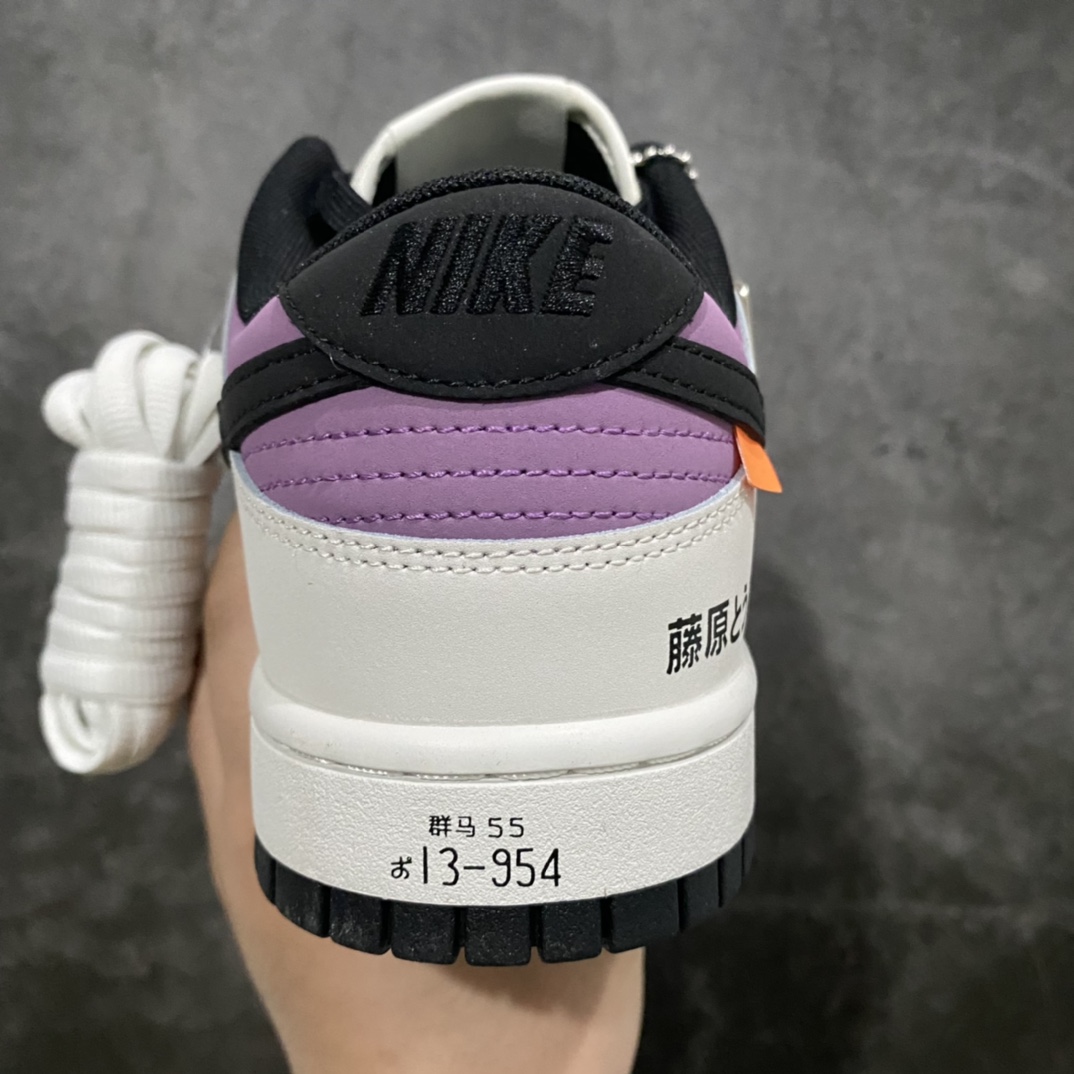 图片[4]-Top纯原 定制联乘日本青年人气动漫《头文字D》x NK SB Dunk Low\”INITIAL D/Toyota AE86\”米白黑紫藤原拓海 DD1391-107 相信小伙伴最近都被超多配色的 Dunk 看花了眼，NK 今年下半年更是「调色盘」疯狂发力，就算是一直关注鞋圈的核心玩家，也几乎快要「傻傻分不清了」！最近社交媒体发现的一双 Dunk Low，让人眼前一亮的新奇设计绝对能让它在众多 Dunk 中脱颖而出。这双鞋出自国外球鞋定制团队之手，以人气动漫《头文字D》中的 Toyota AE86 为灵感打造。配色方面还原了「熊猫」 AE86 的黑白双拼设计，不过磨砂皮面的质感看起来似乎是更加偏向灰色。最经典「藤原とうふ店（自家用）」字样在后跟侧面得到忠实还原，后跟处中底上还印有「群马 55 13-954」的车牌号。鞋侧 Swoosh Logo 末端的橙色标签则呼应车尾灯，丰富的动画元素细节让整双鞋极具辨识度。鞋舌 Tag 上用 AE86 取代原本的 Nike，彰显鞋款身份。 尺码：36 36.5 37.5 38 38.5 39 40 40.5 41 42 42.5 43 44 44.5 45 46 47.5-选品中心