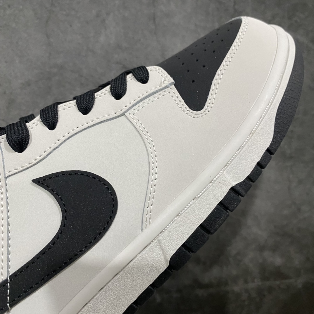 图片[6]-Top纯原 定制联乘日本青年人气动漫《头文字D》x NK SB Dunk Low\”INITIAL D/Toyota AE86\”米白黑紫藤原拓海 DD1391-107 相信小伙伴最近都被超多配色的 Dunk 看花了眼，NK 今年下半年更是「调色盘」疯狂发力，就算是一直关注鞋圈的核心玩家，也几乎快要「傻傻分不清了」！最近社交媒体发现的一双 Dunk Low，让人眼前一亮的新奇设计绝对能让它在众多 Dunk 中脱颖而出。这双鞋出自国外球鞋定制团队之手，以人气动漫《头文字D》中的 Toyota AE86 为灵感打造。配色方面还原了「熊猫」 AE86 的黑白双拼设计，不过磨砂皮面的质感看起来似乎是更加偏向灰色。最经典「藤原とうふ店（自家用）」字样在后跟侧面得到忠实还原，后跟处中底上还印有「群马 55 13-954」的车牌号。鞋侧 Swoosh Logo 末端的橙色标签则呼应车尾灯，丰富的动画元素细节让整双鞋极具辨识度。鞋舌 Tag 上用 AE86 取代原本的 Nike，彰显鞋款身份。 尺码：36 36.5 37.5 38 38.5 39 40 40.5 41 42 42.5 43 44 44.5 45 46 47.5-选品中心