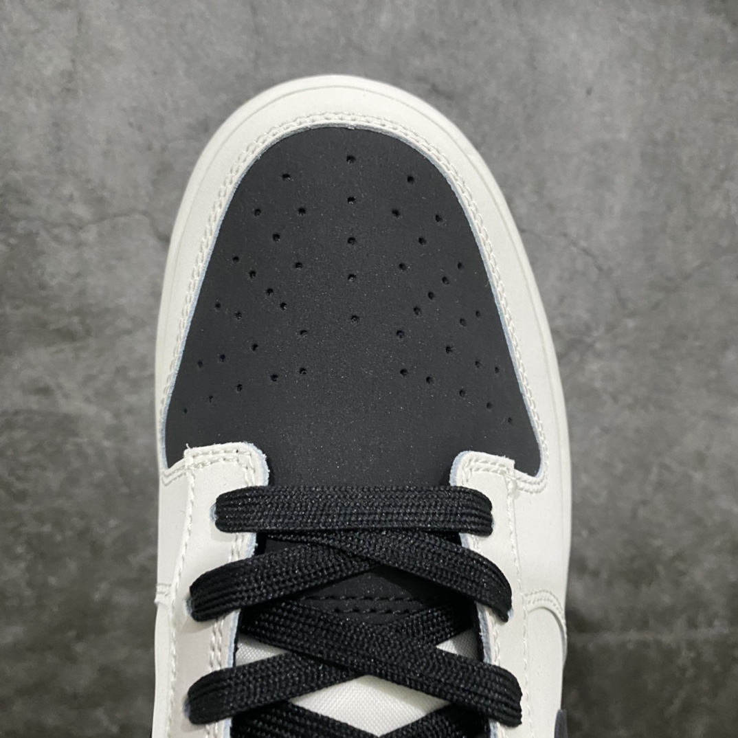 图片[5]-Top纯原 定制联乘日本青年人气动漫《头文字D》x NK SB Dunk Low\”INITIAL D/Toyota AE86\”米白黑紫藤原拓海 DD1391-107 相信小伙伴最近都被超多配色的 Dunk 看花了眼，NK 今年下半年更是「调色盘」疯狂发力，就算是一直关注鞋圈的核心玩家，也几乎快要「傻傻分不清了」！最近社交媒体发现的一双 Dunk Low，让人眼前一亮的新奇设计绝对能让它在众多 Dunk 中脱颖而出。这双鞋出自国外球鞋定制团队之手，以人气动漫《头文字D》中的 Toyota AE86 为灵感打造。配色方面还原了「熊猫」 AE86 的黑白双拼设计，不过磨砂皮面的质感看起来似乎是更加偏向灰色。最经典「藤原とうふ店（自家用）」字样在后跟侧面得到忠实还原，后跟处中底上还印有「群马 55 13-954」的车牌号。鞋侧 Swoosh Logo 末端的橙色标签则呼应车尾灯，丰富的动画元素细节让整双鞋极具辨识度。鞋舌 Tag 上用 AE86 取代原本的 Nike，彰显鞋款身份。 尺码：36 36.5 37.5 38 38.5 39 40 40.5 41 42 42.5 43 44 44.5 45 46 47.5-选品中心