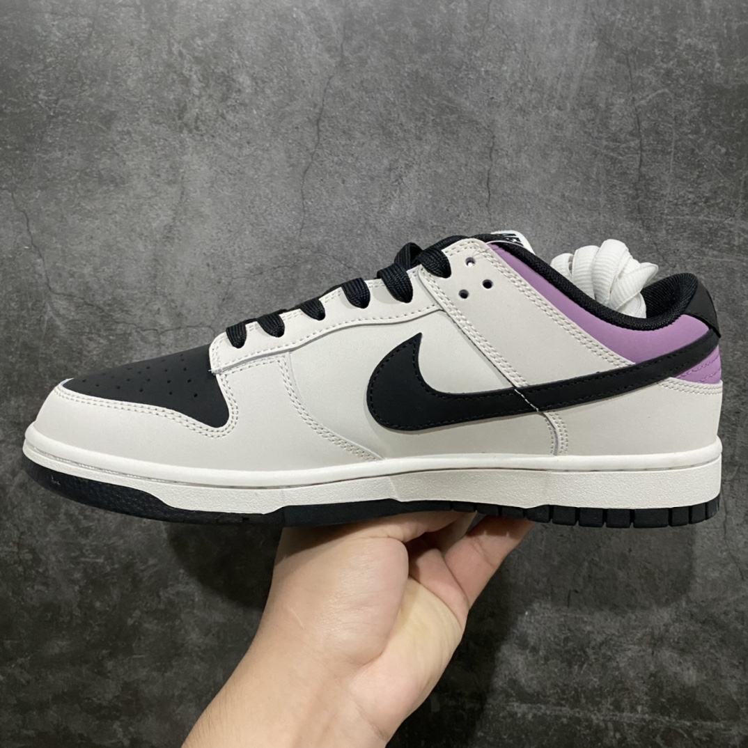 图片[2]-Top纯原 定制联乘日本青年人气动漫《头文字D》x NK SB Dunk Low\”INITIAL D/Toyota AE86\”米白黑紫藤原拓海 DD1391-107 相信小伙伴最近都被超多配色的 Dunk 看花了眼，NK 今年下半年更是「调色盘」疯狂发力，就算是一直关注鞋圈的核心玩家，也几乎快要「傻傻分不清了」！最近社交媒体发现的一双 Dunk Low，让人眼前一亮的新奇设计绝对能让它在众多 Dunk 中脱颖而出。这双鞋出自国外球鞋定制团队之手，以人气动漫《头文字D》中的 Toyota AE86 为灵感打造。配色方面还原了「熊猫」 AE86 的黑白双拼设计，不过磨砂皮面的质感看起来似乎是更加偏向灰色。最经典「藤原とうふ店（自家用）」字样在后跟侧面得到忠实还原，后跟处中底上还印有「群马 55 13-954」的车牌号。鞋侧 Swoosh Logo 末端的橙色标签则呼应车尾灯，丰富的动画元素细节让整双鞋极具辨识度。鞋舌 Tag 上用 AE86 取代原本的 Nike，彰显鞋款身份。 尺码：36 36.5 37.5 38 38.5 39 40 40.5 41 42 42.5 43 44 44.5 45 46 47.5-选品中心