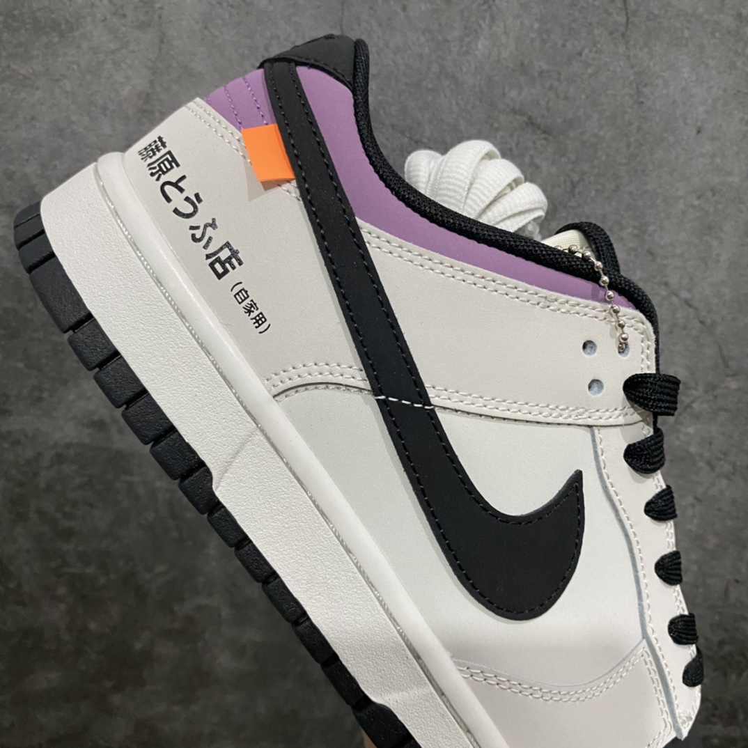 图片[7]-Top纯原 定制联乘日本青年人气动漫《头文字D》x NK SB Dunk Low\”INITIAL D/Toyota AE86\”米白黑紫藤原拓海 DD1391-107 相信小伙伴最近都被超多配色的 Dunk 看花了眼，NK 今年下半年更是「调色盘」疯狂发力，就算是一直关注鞋圈的核心玩家，也几乎快要「傻傻分不清了」！最近社交媒体发现的一双 Dunk Low，让人眼前一亮的新奇设计绝对能让它在众多 Dunk 中脱颖而出。这双鞋出自国外球鞋定制团队之手，以人气动漫《头文字D》中的 Toyota AE86 为灵感打造。配色方面还原了「熊猫」 AE86 的黑白双拼设计，不过磨砂皮面的质感看起来似乎是更加偏向灰色。最经典「藤原とうふ店（自家用）」字样在后跟侧面得到忠实还原，后跟处中底上还印有「群马 55 13-954」的车牌号。鞋侧 Swoosh Logo 末端的橙色标签则呼应车尾灯，丰富的动画元素细节让整双鞋极具辨识度。鞋舌 Tag 上用 AE86 取代原本的 Nike，彰显鞋款身份。 尺码：36 36.5 37.5 38 38.5 39 40 40.5 41 42 42.5 43 44 44.5 45 46 47.5-选品中心