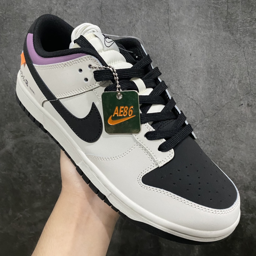 图片[3]-Top纯原 定制联乘日本青年人气动漫《头文字D》x NK SB Dunk Low\”INITIAL D/Toyota AE86\”米白黑紫藤原拓海 DD1391-107 相信小伙伴最近都被超多配色的 Dunk 看花了眼，NK 今年下半年更是「调色盘」疯狂发力，就算是一直关注鞋圈的核心玩家，也几乎快要「傻傻分不清了」！最近社交媒体发现的一双 Dunk Low，让人眼前一亮的新奇设计绝对能让它在众多 Dunk 中脱颖而出。这双鞋出自国外球鞋定制团队之手，以人气动漫《头文字D》中的 Toyota AE86 为灵感打造。配色方面还原了「熊猫」 AE86 的黑白双拼设计，不过磨砂皮面的质感看起来似乎是更加偏向灰色。最经典「藤原とうふ店（自家用）」字样在后跟侧面得到忠实还原，后跟处中底上还印有「群马 55 13-954」的车牌号。鞋侧 Swoosh Logo 末端的橙色标签则呼应车尾灯，丰富的动画元素细节让整双鞋极具辨识度。鞋舌 Tag 上用 AE86 取代原本的 Nike，彰显鞋款身份。 尺码：36 36.5 37.5 38 38.5 39 40 40.5 41 42 42.5 43 44 44.5 45 46 47.5-选品中心