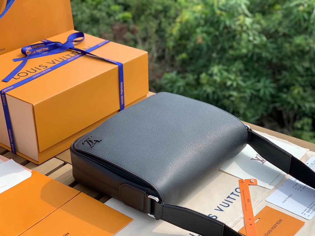 🌼 m30850尺寸26-20-7cm如果想找一款低调高级有质感的通勤包，非它必属原厂渠道特供，LV最新
