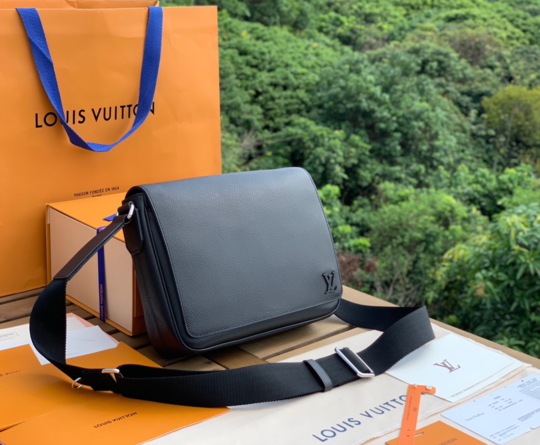 🌼 m30850尺寸26-20-7cm如果想找一款低调高级有质感的通勤包，非它必属原厂渠道特供，LV最新