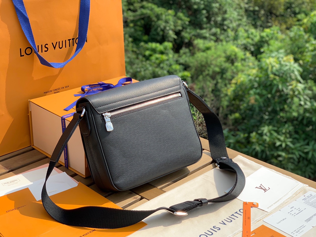 🌼 m30850尺寸26-20-7cm如果想找一款低调高级有质感的通勤包，非它必属原厂渠道特供，LV最新